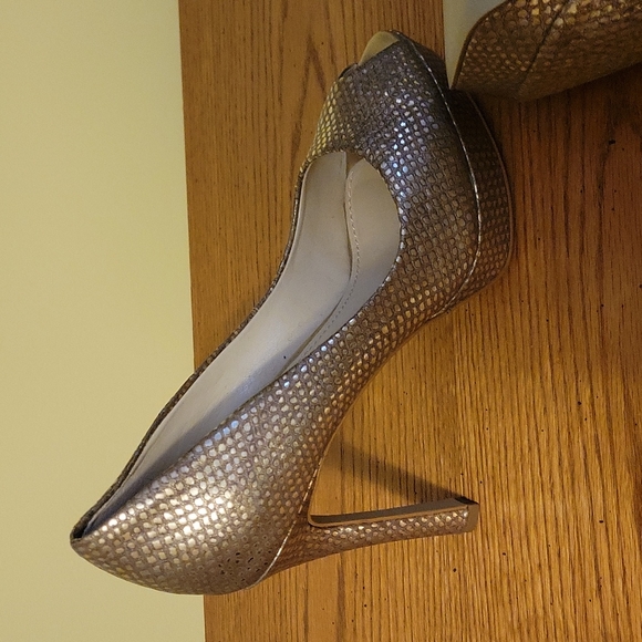 Stunning gold open toe pumps by Anne Klein - Picture 6 of 6